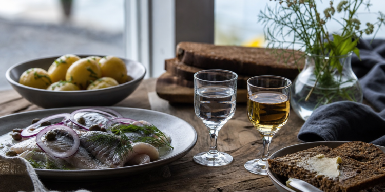 Aquavit aus Skandinavien: Geschichte, Sorten und Trinkkultur