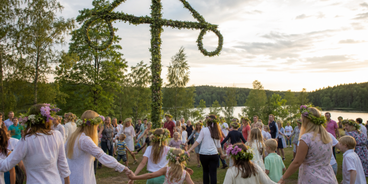 Mittsommer in Schweden: Bedeutung, Bräuche und Reisetipps