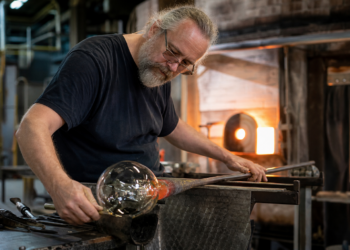 Skandinavische Glaskunst: Traditionen, Manufakturen und modernes Glasdesign