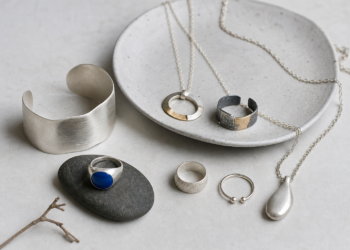 Skandinavischer Schmuck: Designmerkmale, Materialien & Stilrichtungen